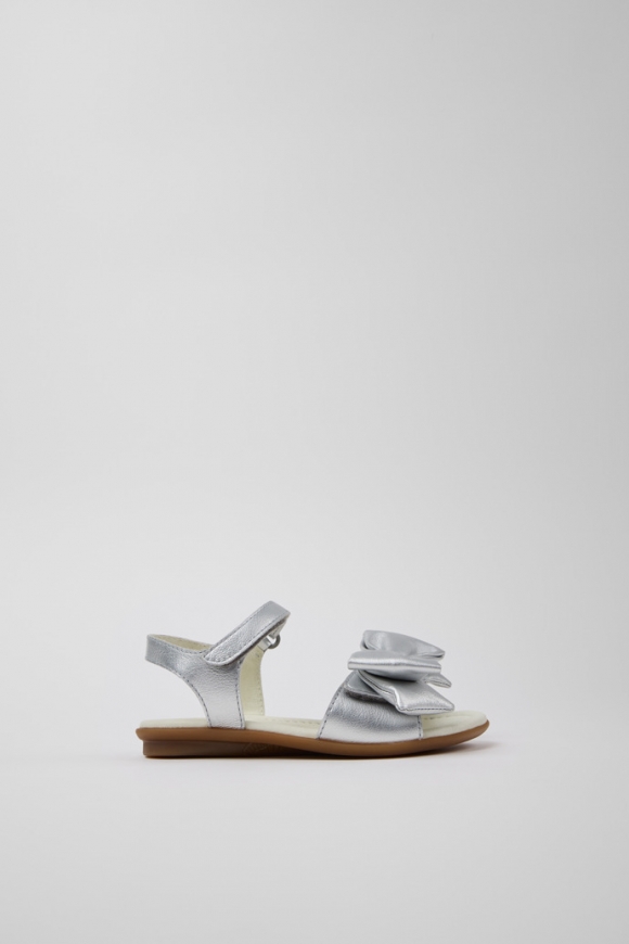 Camper Right - Silberne Kindersandale aus Leder.