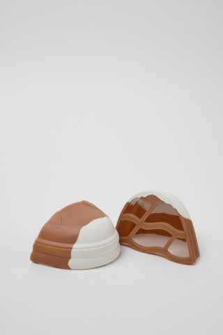 Camper Junction Runner Toe Caps - Zehenaufsätze aus Gummi in Weiß und Braun.