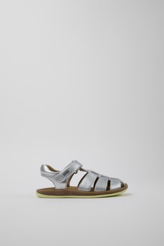 Camper Bicho - Silberne Kindersandalen aus Leder mit geschlossenem Design. Camper Bicho - Silberne Kindersandalen aus Leder mit geschlossenem Design.