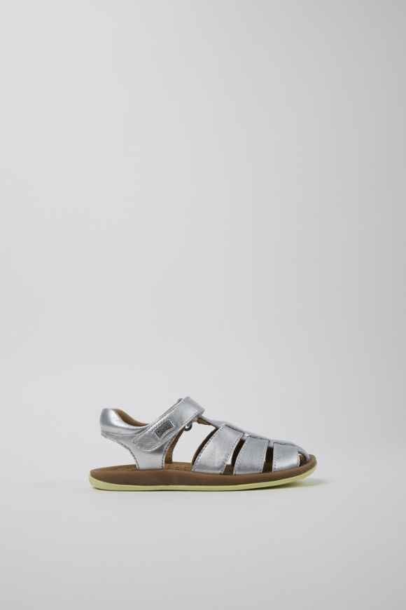 Camper Bicho - Silberne Kindersandalen aus Leder mit geschlossenem Design.