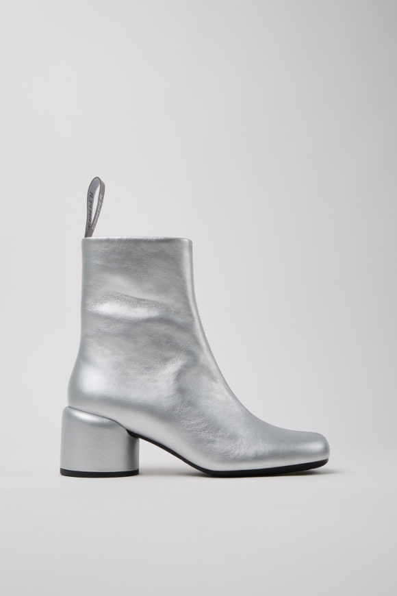 Camper Niki - Silberne Lederstiefeletten für Damen.