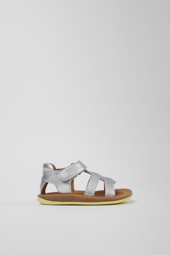 Camper Bicho - Silberne Kindersandale aus Leder.