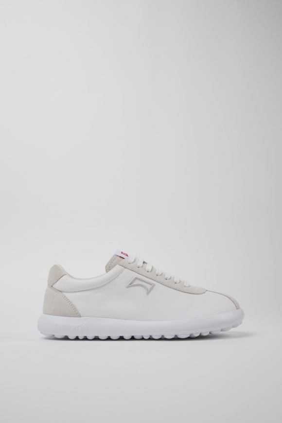 Camper Pelotas XLite - Weißer Herrensneaker aus Recycling-PET und Nubukleder.