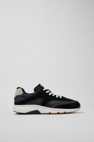 Camper Drift - Herrensneaker aus Textil und Nubukleder in Schwarz und Grau. Camper Drift - Herrensneaker aus Textil und Nubukleder in Schwarz und Grau.