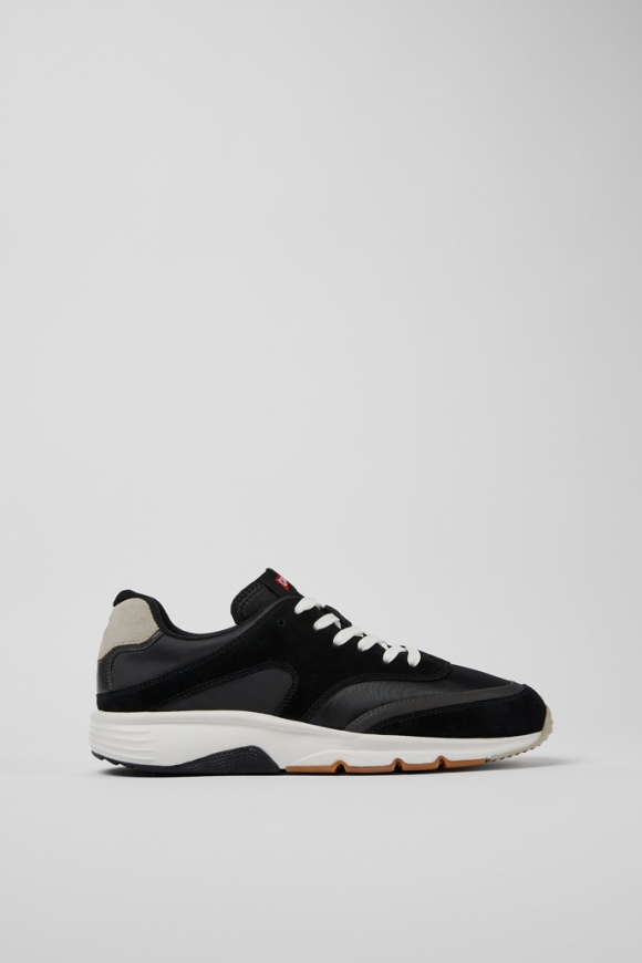 Camper Drift - Herrensneaker aus Textil und Nubukleder in Schwarz und Grau.