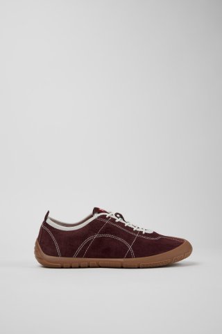 Camper Peu Path - Weinroter Damensneaker aus Nubukleder. Camper Peu Path - Weinroter Damensneaker aus Nubukleder.