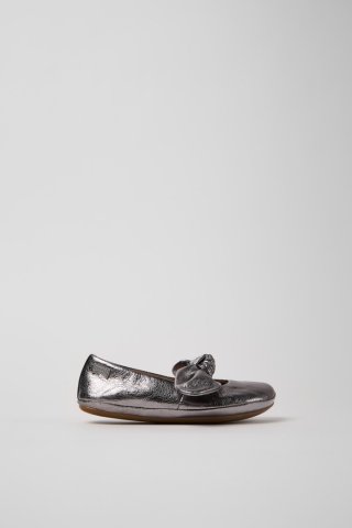Camper Right Nina - Silberner Lederballerina für Kinder. Camper Right Nina - Silberner Lederballerina für Kinder.