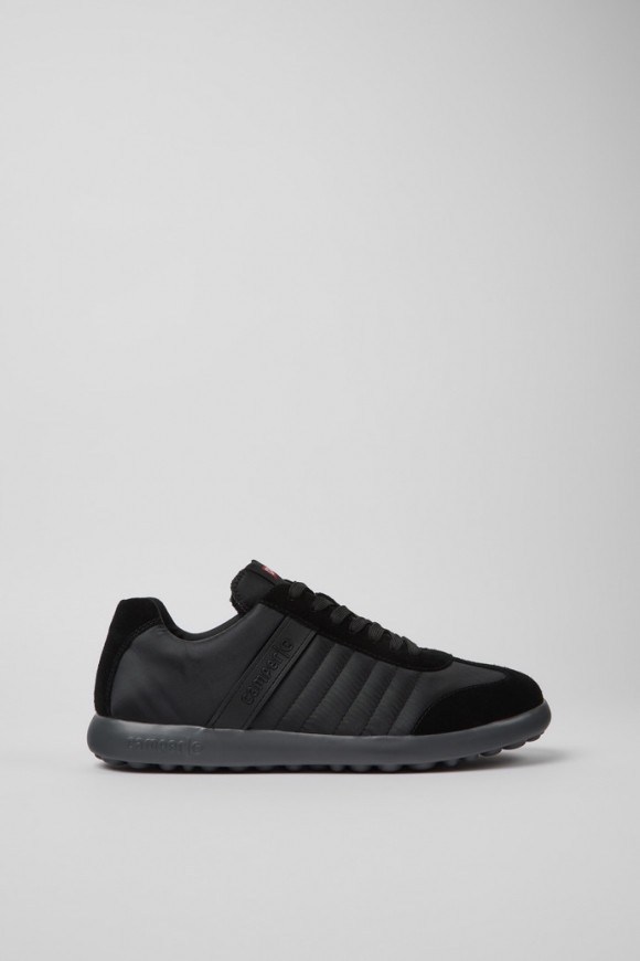 Camper Pelotas XLF - Schwarzer Herrensneaker aus Textil und Nubukleder.