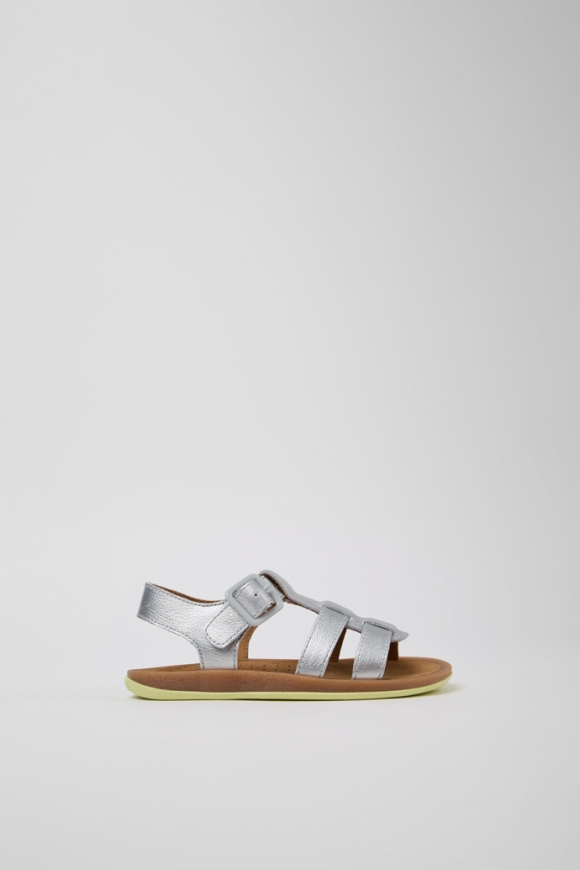 Camper Bicho - Silberne Kindersandale aus Leder.
