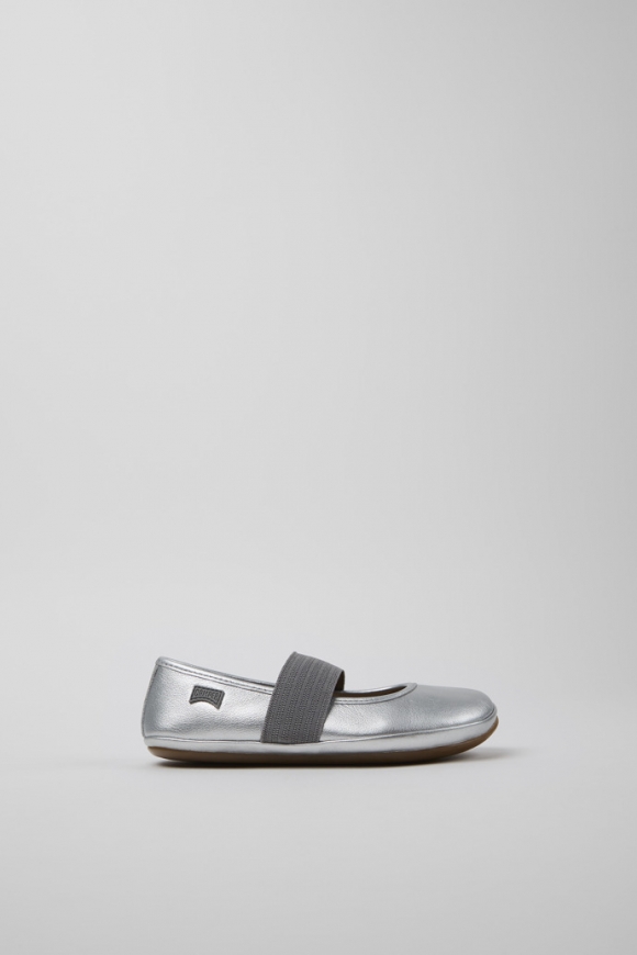 Camper Right - Silberner Lederballerina für Kinder.