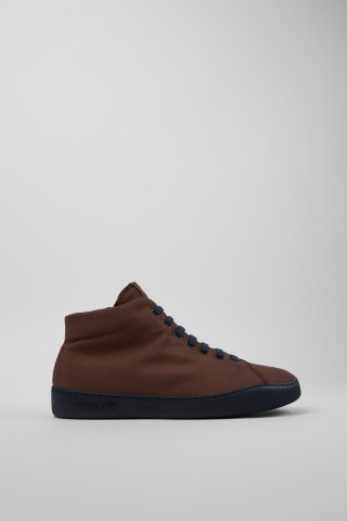 Camper Peu Touring - Brauner Sneaker-Boot aus recyceltem PET für Herren. Camper Peu Touring - Brauner Sneaker-Boot aus recyceltem PET für Herren.