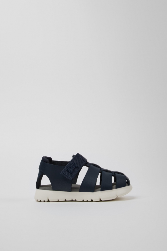Camper Oruga - Blaue Kindersandale aus Leder mit geschlossenem Design.
