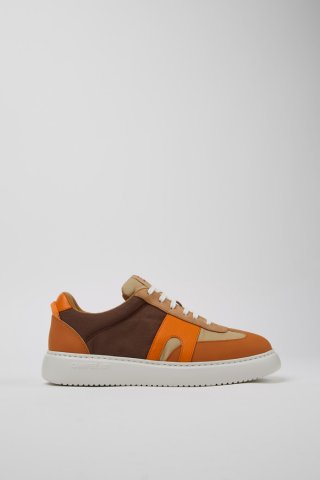 Camper Runner K21 Sorona® - Mehrfarbiger Herrensneaker aus recyceltem PET und Nubukleder. Camper Runner K21 Sorona® - Mehrfarbiger Herrensneaker aus recyceltem PET und Nubukleder.