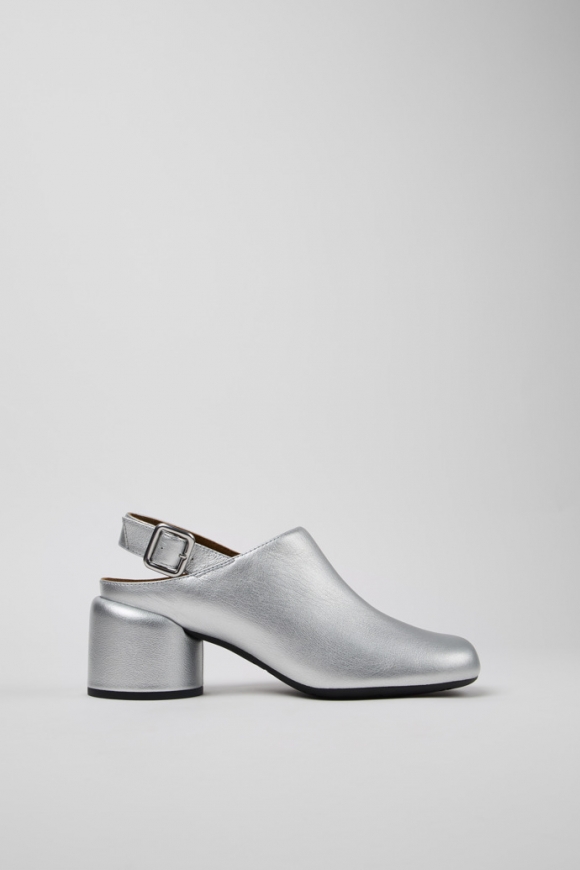 Camper Niki - Silberner Halboffener Lederschuh für Damen.