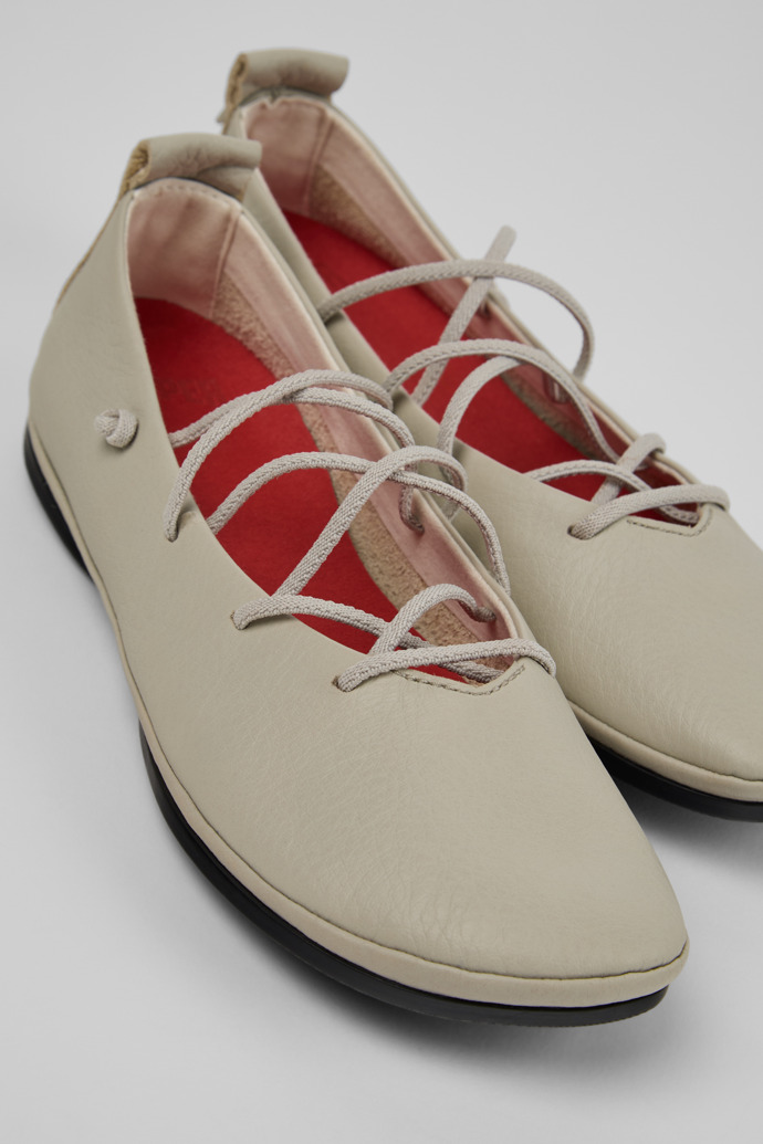 Camper Right Nina - Grauer Ballerina aus Leder für Damen.