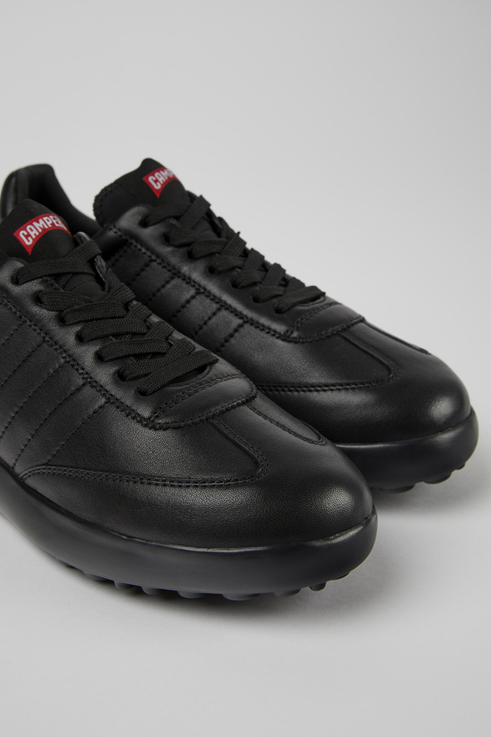 Camper Pelotas XLF - Schwarzer Damensneaker aus Leder und Textil.