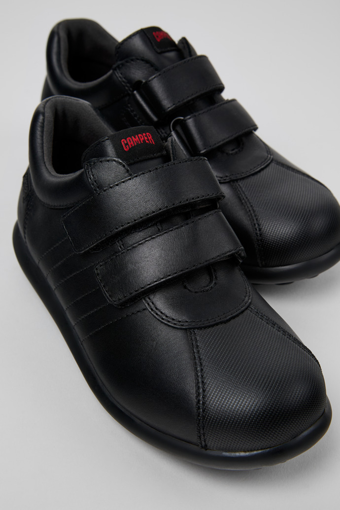Camper Pelotas - Schwarzer Kinderschuh aus Leder und Textil.