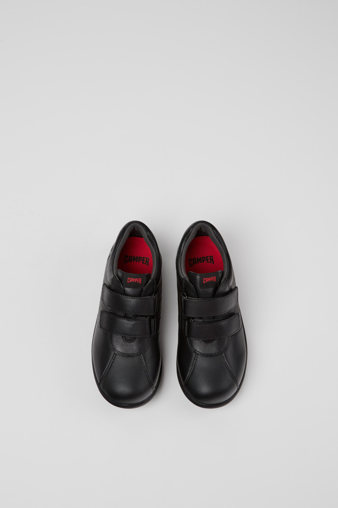 Camper Pelotas - Schwarzer Kinderschuh aus Leder und Textil.