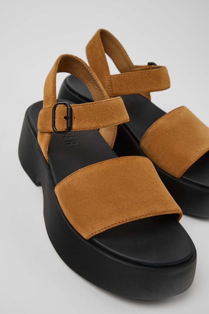 Camper Tasha - Braune Nubuksandalen für Damen.