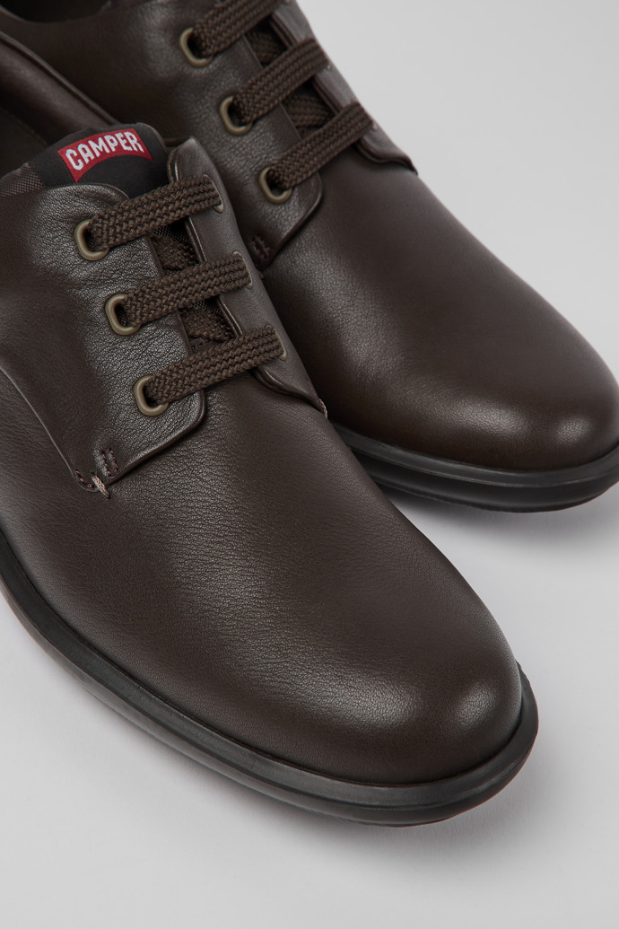Camper Atom Work - Brauner Herrenschuh aus Leder.