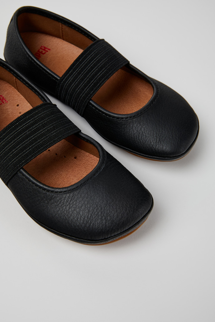 Camper RIGHT - Schwarzer Kinderballerina aus Leder.