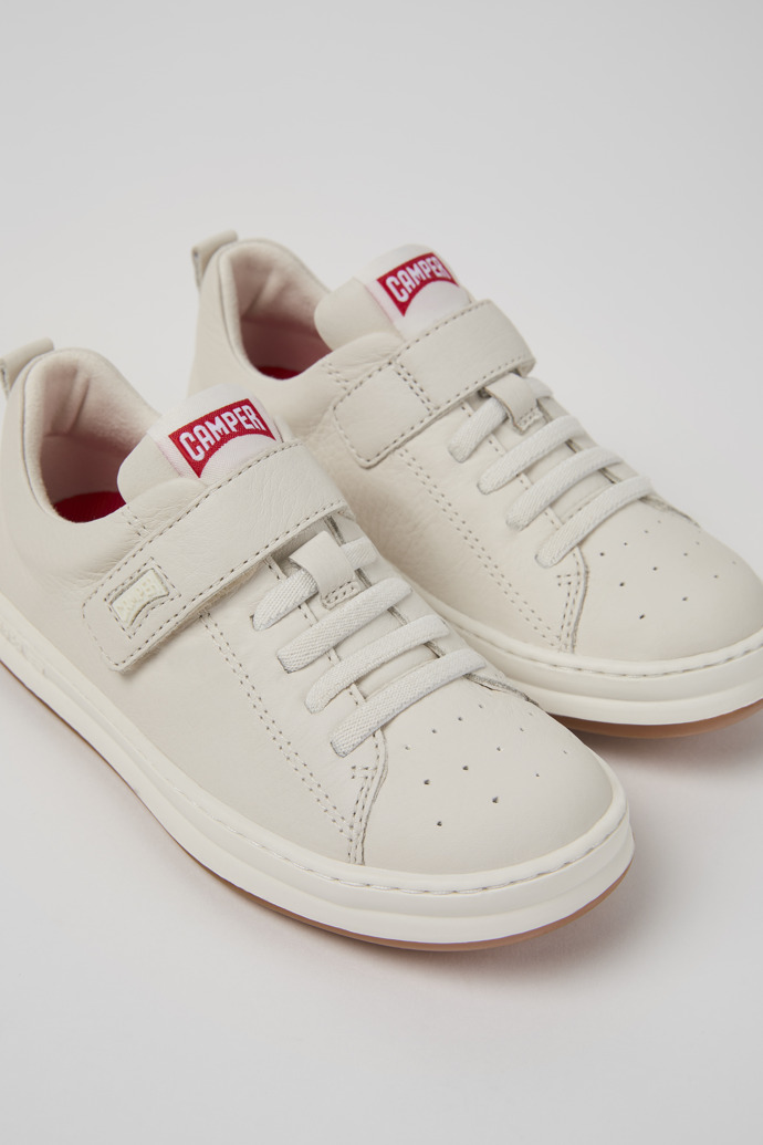 Camper Runner - Weiße Kindersneaker aus Leder.
