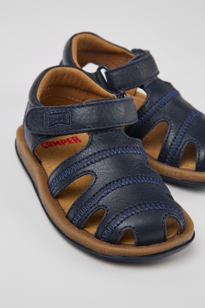 Camper Bicho - Blaue Kindersandale aus Leder zum Schließen.
