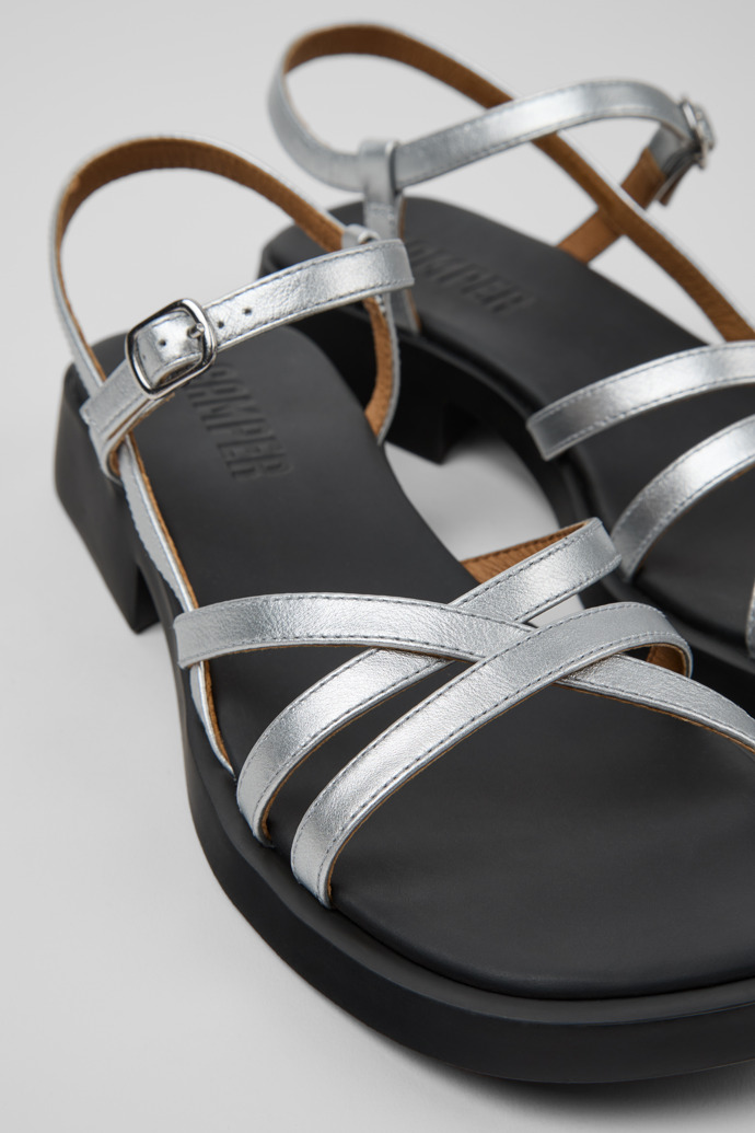 Camper Twins - Silberne Ledersandalen für Damen.