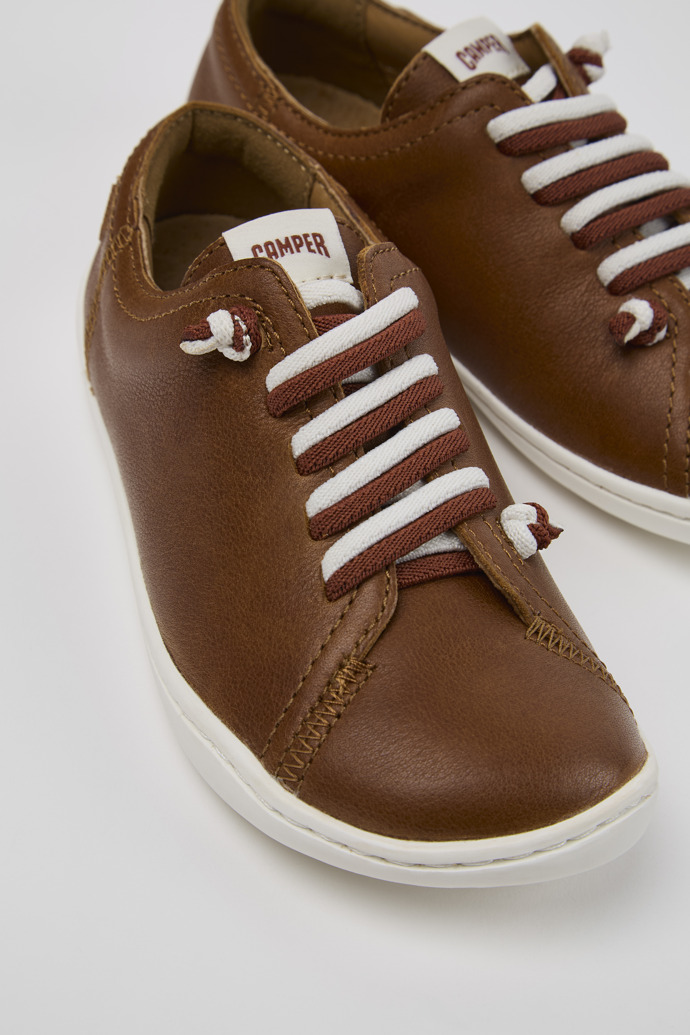 Camper Peu - Brauner Kinderschuh aus Leder.