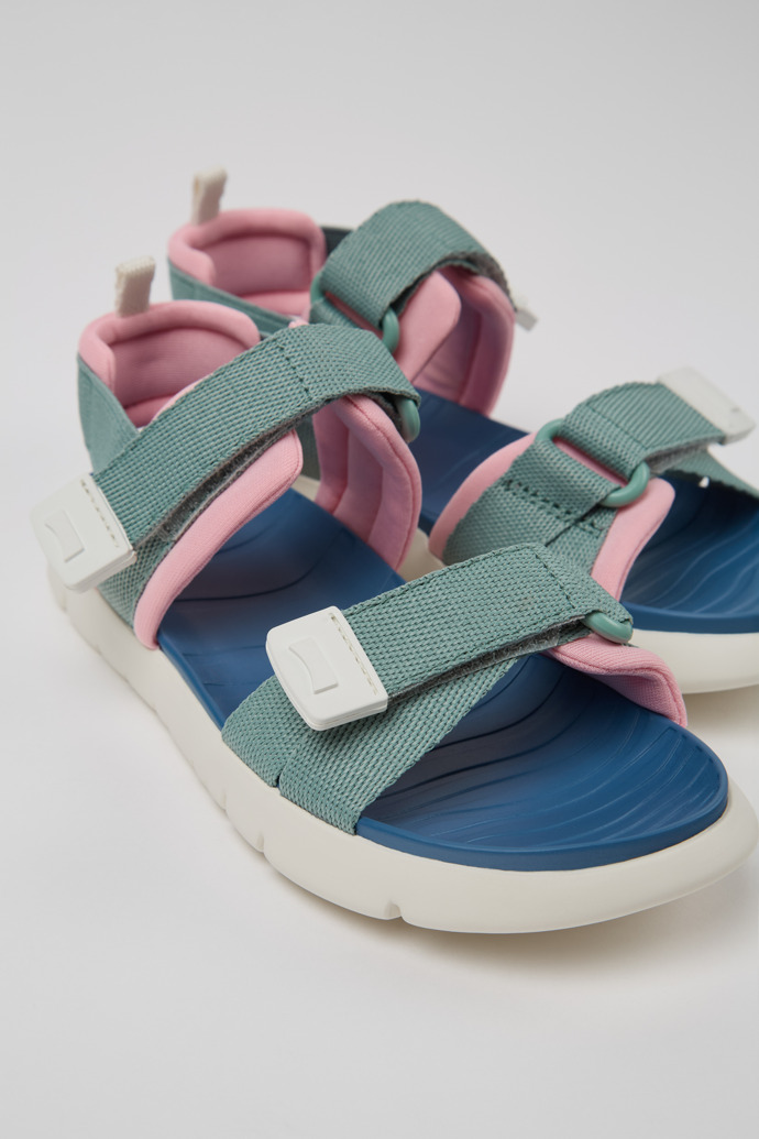Camper Oruga - Mehrfarbige Kindersandale aus Textil.