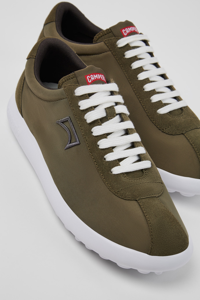 Camper Pelotas XLite - Grüner Herrensneaker aus recyceltem PET und Nubukleder.