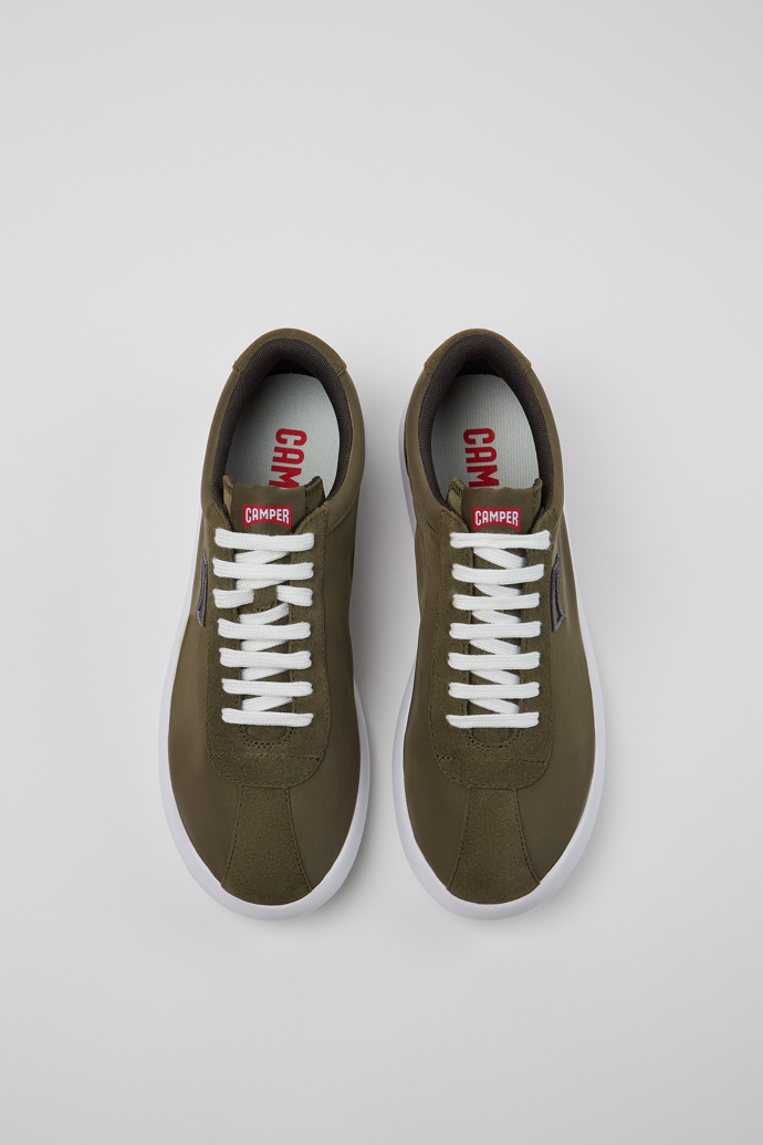 Camper Pelotas XLite - Grüner Herrensneaker aus recyceltem PET und Nubukleder.