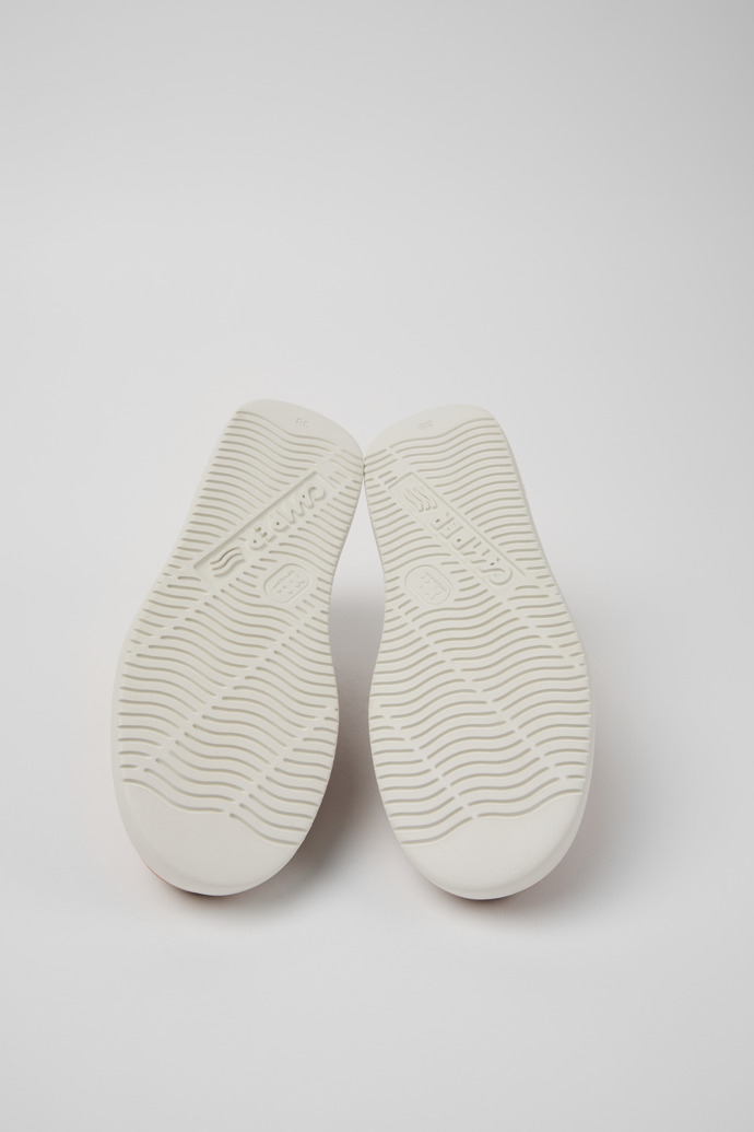 Camper Runner K21 - Nudefarbener Damenschuh aus Nubukleder.