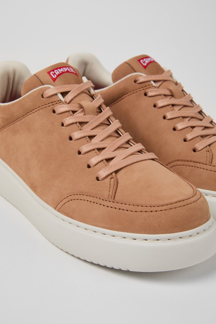 Camper Runner K21 - Nudefarbener Damenschuh aus Nubukleder.