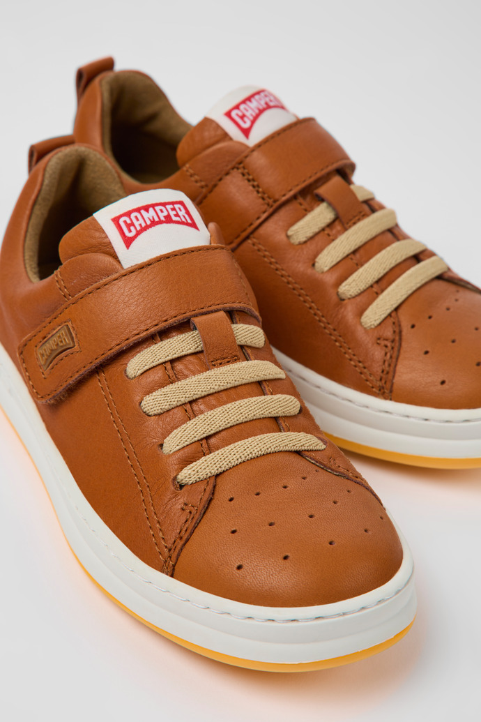 Camper Runner - Brauner Kindersneaker aus Leder