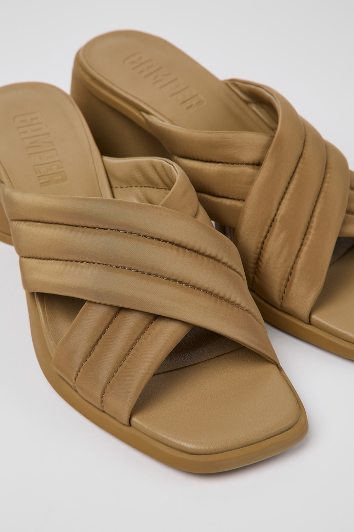 Camper Kiara - Braune Damensandalen aus Textil mit Kreuzriemen