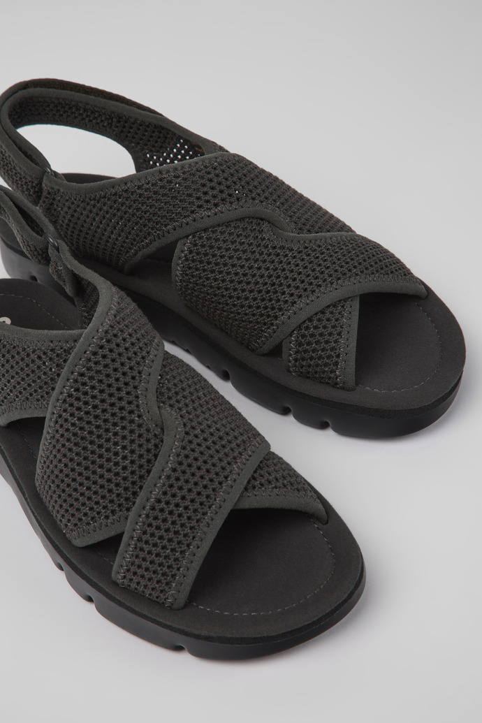 Camper Oruga - Dunkelgraue Damensandale aus Textil