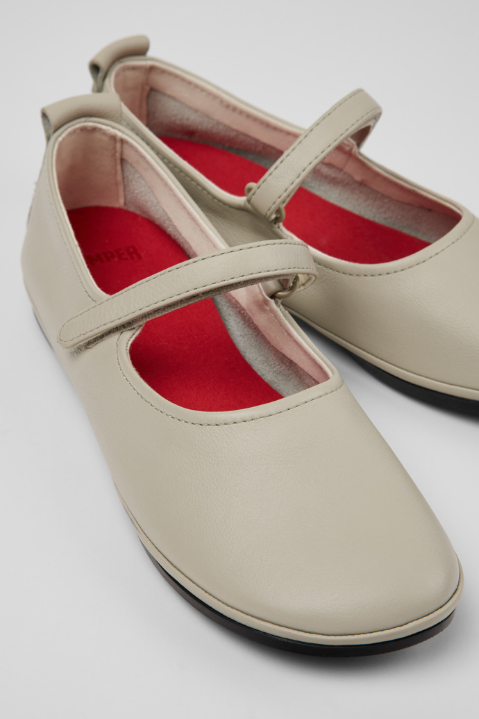 Camper Right Nina - Grauer Lederschuh für Damen.