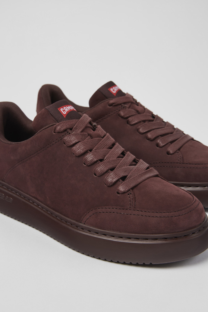 Camper Runner K21 - Weinroter Damensneaker aus Nubukleder