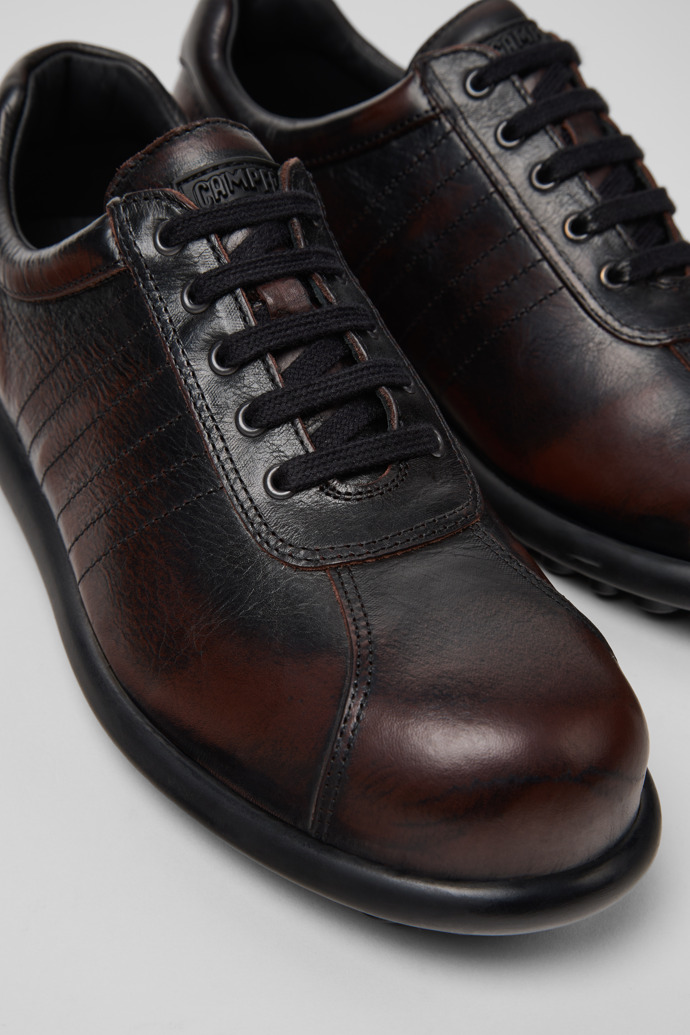 Camper Pelotas - Weinroter Schuh aus Leder für Damen.