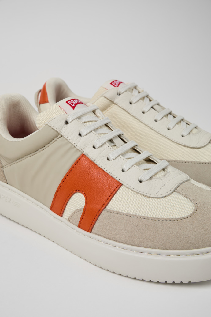 Camper Runner K21 - Weiß/grauer Herrensneaker aus Textil und Nubukleder