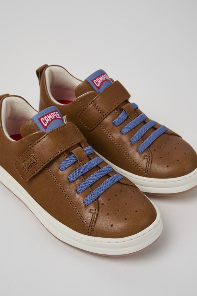 Camper Runner - Brauner Kindersneaker aus Leder.