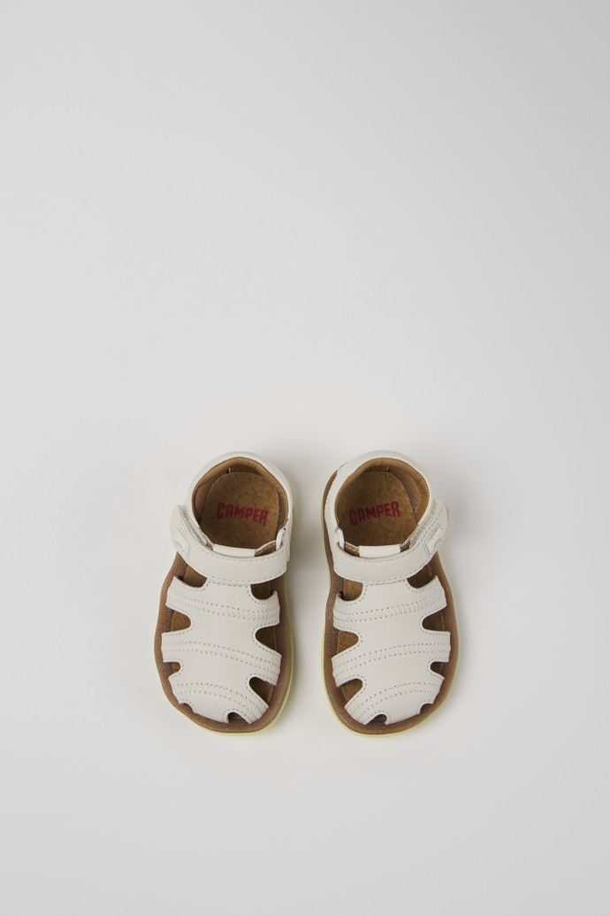 Camper Bicho - Weißer Kindersandale aus Leder.