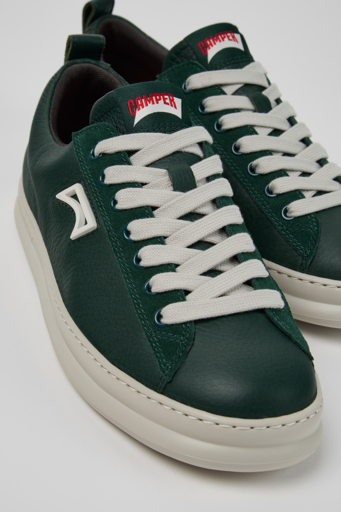 Camper Runner - Grüner Herrensneaker aus Leder und Nubukleder.