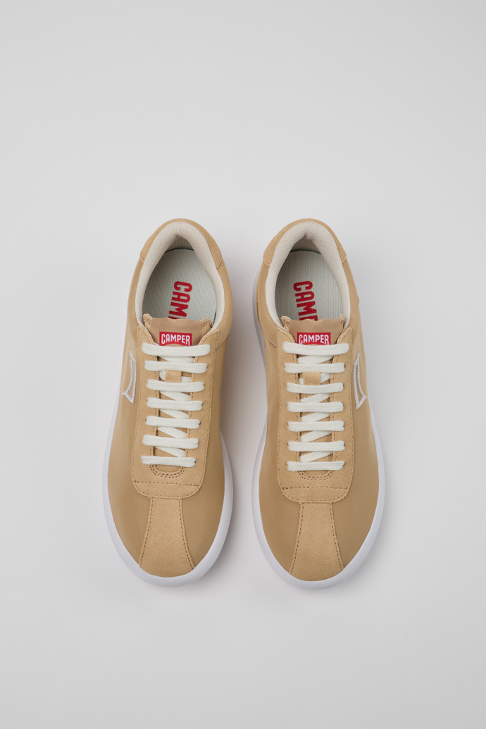 Camper Pelotas XLite - Beige Damensneaker aus recyceltem PET und Nubukleder.