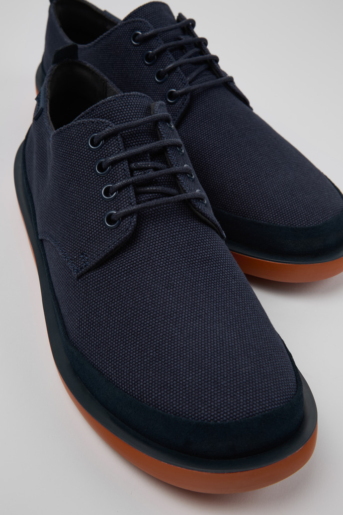 Camper Wagon - Blauer Herrenschuh aus recycelter Baumwolle und Nubukleder.