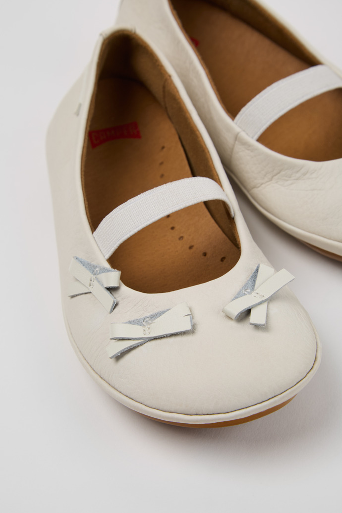 Camper Twins - Weiße Lederballerina für Kinder.