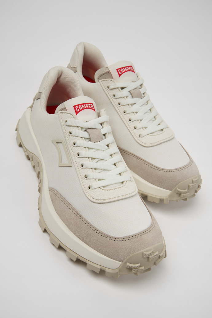 Camper Drift Trail - Weiß-graue Sneaker aus Recycling-PET und Leder für Damen.