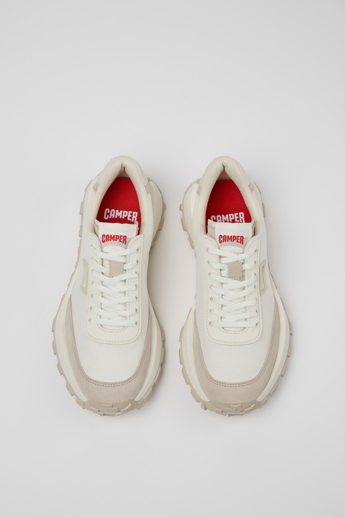 Camper Drift Trail - Weiß-graue Sneaker aus Recycling-PET und Leder für Damen.