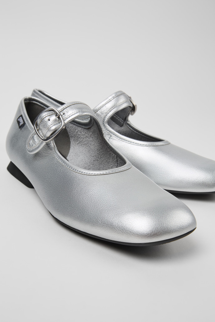 Camper Casi Myra - Silberner Lederschuh für Damen.